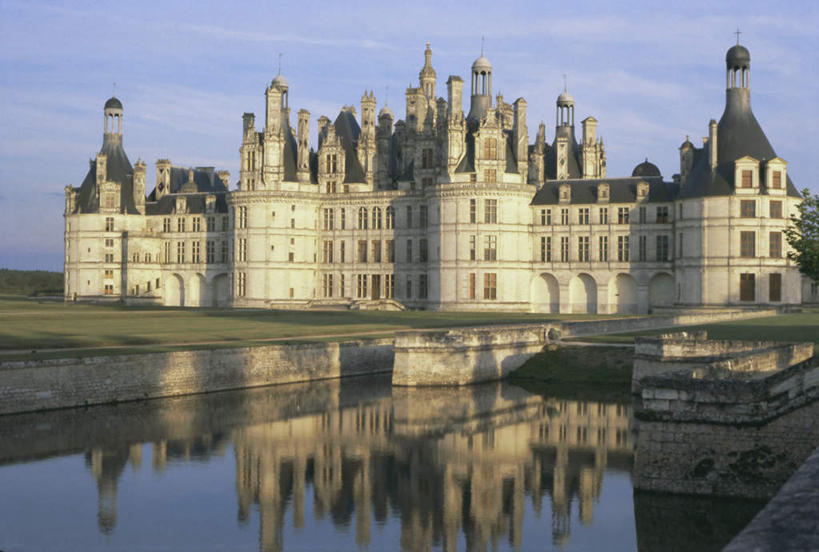 无人,横图,室外,白天,正面,旅游,度假,草地,草坪,名胜古迹,植物,标志建筑,地标,建筑,法国,欧洲,阴影,遗迹,光线,影子,堡垒,城堡,池塘,云,云朵,云彩,古迹,文物,娱乐,建设,古建筑,草,树,树木,蓝色,绿色,白云,蓝天,天空,阳光,自然,天,享受,休闲,旅游胜地,放松,生长,晴朗,成长,要塞,古文明,法兰西共和国,卢瓦尔河地区,法兰西第五共和国,卢瓦尔,卢瓦尔大区,卢瓦尔河大区,设防,香波城堡,晴空,彩图