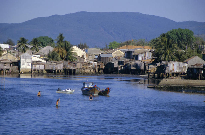 三个人,家,站,横图,室外,白天,正面,垂钓,旅游,度假,河流,石头,美景,山,山脉,树林,水,植物,窗户,门,船,越南,亚洲,一排,许多,握,阴影,波纹,服装,整齐,光线,石子,影子,房屋,墙,屋顶,屋子,河水,景观,山峰,水流,木船,涟漪,山峦,很多,拿,顶棚,拿着,注视,休闲装,娱乐,楼房,捕鱼,玻璃窗,墙壁,墙面,住宅,树,树木,排列,衣服,绿色,倒影,水纹,阳光,自然,门框,交通工具,波浪,群山,观察,看,站着,享受,休闲,休闲服,景色,放松,握着,服饰,东南亚,生长,成长,观看,察看,倒映,打鱼,舟,队列,关注,自然风光,载具,首府,越南社会主义共和国,芽庄,水晕,反照,庆和省,男人,男性,女人,女性,中年男性,中年女性,亚洲人,印度人,石块,岩石,站立,彩图,全身,钓鱼,房子,垂纶