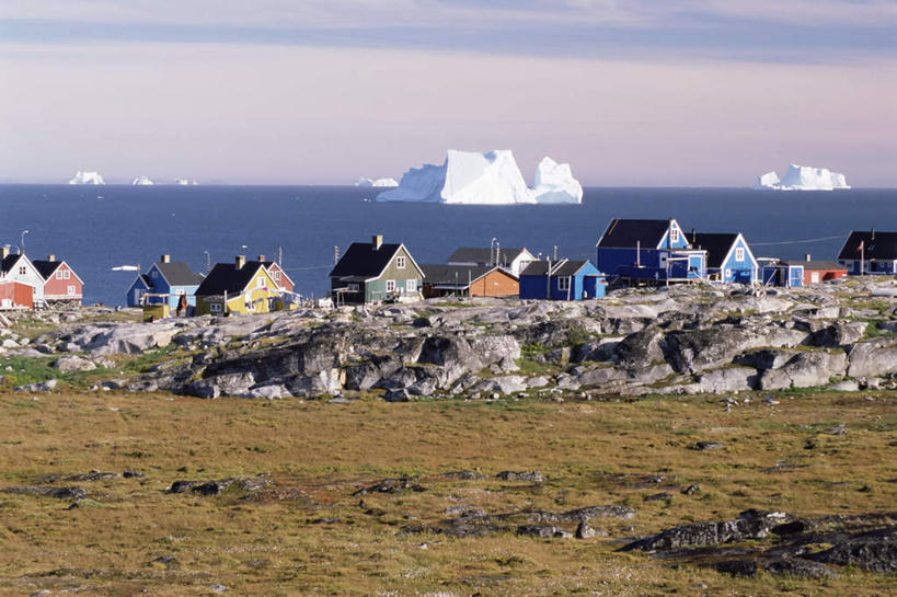 无人,家,横图,室外,白天,正面,旅游,度假,草地,草坪,海浪,海洋,石头,美景,植物,窗户,门,丹麦,欧洲,一排,许多,阴影,波纹,整齐,光线,石子,影子,房屋,墙,屋顶,屋子,冰,景观,浪花,云,云朵,涟漪,很多,云彩,顶棚,娱乐,楼房,玻璃窗,墙壁,墙面,住宅,草,排列,蓝色,绿色,白云,倒影,蓝天,水纹,天空,阳光,自然,海水,门框,波浪,浮冰,天,享受,休闲,景色,放松,寒冷,晴朗,冰冷,倒映,队列,自然风光,北欧,海景,格陵兰,格陵兰岛,首府,水晕,严寒,丹麦王国,冰凉,酷寒,凛冽,凛凛,极冷,流冰,浮冰块,戈特霍布,努克,反照,大海,风浪,海,海水的波动,近岸浪,石块,岩石,涌浪,晴空,彩图,房子