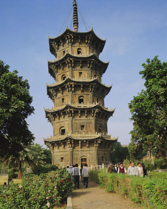 寺庙,竖图,室外,白天,仰视,旅游,度假,草地,草坪,名胜古迹,植物,标志建筑,地标,建筑,棕榈树,叶子,中国,亚洲,阴影,节日,遗迹,盛开,光线,影子,塔,绿叶,燃烧,花蕾,古迹,文化,文物,娱乐,建设,古建筑,草,花,花瓣,花朵,鲜花,树,树木,蓝色,绿色,蓝天,天空,阳光,自然,香火,庙宇,天,花苞,花蕊,祈祷,享受,休闲,健康,嫩叶,旅游胜地,放松,许愿,宗教,信仰,生长,晴朗,成长,纪念,灌木,祈求,福建,古文明,东亚,棕榈叶,开元寺,福建省,万里无云,中华人民共和国,华东地区,闽,泉州,泉州市,平安,叶,叶片,晴空,晴空万里,彩图,低角度拍摄,全身,庙,寺