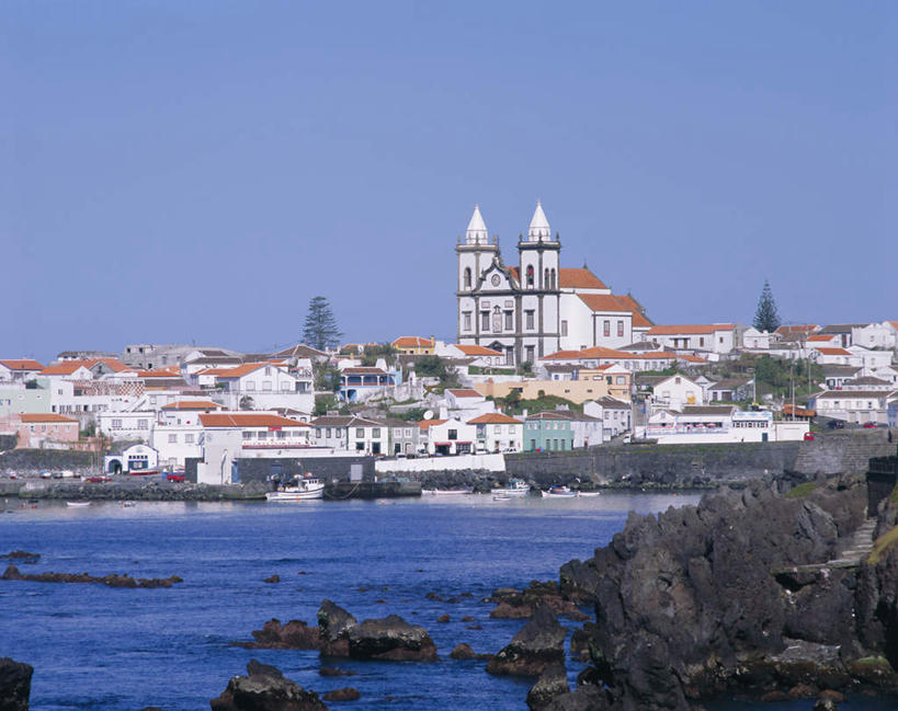 无人,家,教堂,横图,室外,白天,正面,度假,海浪,海洋,石头,美景,沙滩,植物,城市风光,城市,葡萄牙,欧洲,阴影,节日,光线,沙子,石子,影子,房屋,屋子,海岸,景观,浪花,沙地,文化,娱乐,楼房,住宅,树,树木,蓝色,绿色,蓝天,天空,阳光,自然,海水,天,祈祷,享受,休闲,健康,景色,放松,许愿,宗教,信仰,生长,晴朗,成长,纪念,祈求,基督教,南欧,天主教,海景,信念,万里无云,葡萄牙共和国,亚速尔群岛,亚速群岛,特塞拉岛,平安,大海,风浪,海,海水的波动,海滩,近岸浪,石块,岩石,涌浪,晴空,晴空万里,彩图,房子,大教堂,礼拜堂