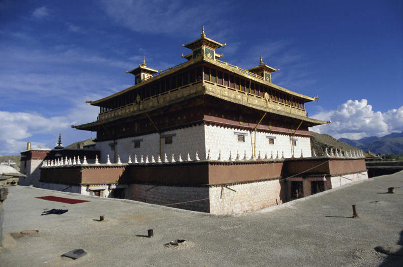 无人,栏杆,横图,室外,白天,仰视,旅游,度假,名胜古迹,标志建筑,地标,建筑,中国,亚洲,阴影,节日,遗迹,光线,影子,墙,屋顶,云,云朵,围栏,云彩,顶棚,古迹,文化,文物,娱乐,建设,古建筑,护栏,西藏,墙壁,墙面,蓝色,白云,蓝天,天空,阳光,天,祈祷,享受,休闲,健康,旅游胜地,放松,许愿,宗教,信仰,晴朗,纪念,祈求,基督教,天主教,修道院,藏,信念,古文明,东亚,西藏自治区,中华人民共和国,西南地区,桑耶寺,桑耶镇,神学院,修院,隐修院,平安,晴空,彩图,低角度拍摄