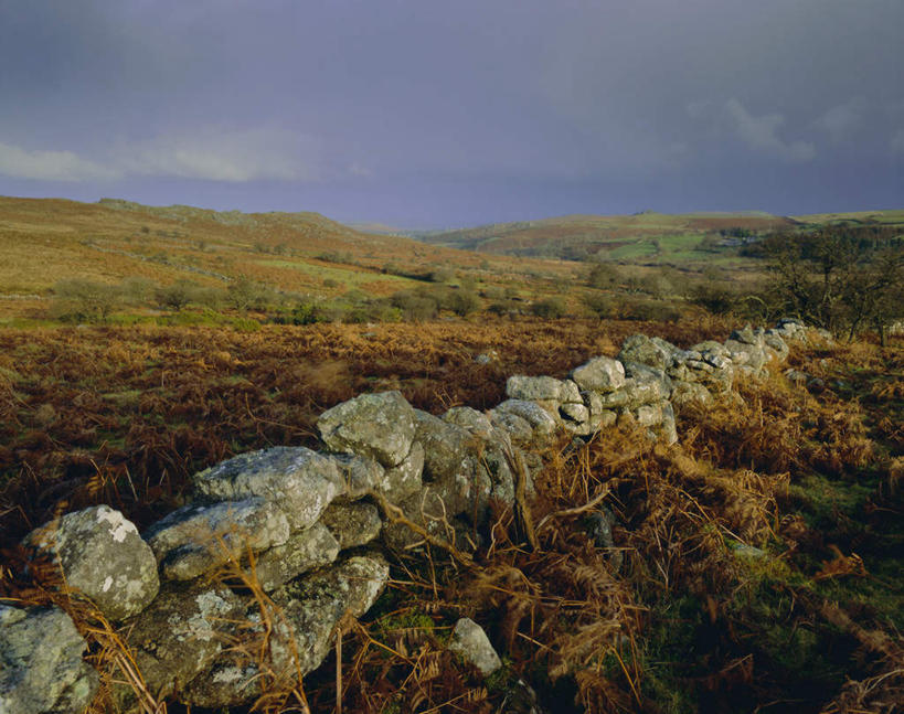 无人,公园,横图,室外,白天,正面,旅游,度假,草地,草原,石头,美景,山,山脉,植物,英国,欧洲,阴影,光线,石子,影子,地平线,景观,旷野,山峰,云,云朵,辽阔,地面,山峦,云彩,娱乐,草,蓝色,绿色,白云,蓝天,天空,阳光,自然,群山,天,享受,休闲,广阔,景色,放松,晴朗,一望无际,国家公园,西欧,自然风光,原野,延伸,大不列颠,大不列颠及北爱尔兰联合王国,天地相交,大不列颠联合王国,日不落英帝国,无边无际,一马平川,德文郡,达特穆尔,达特穆尔国家公园,石块,岩石,晴空,彩图