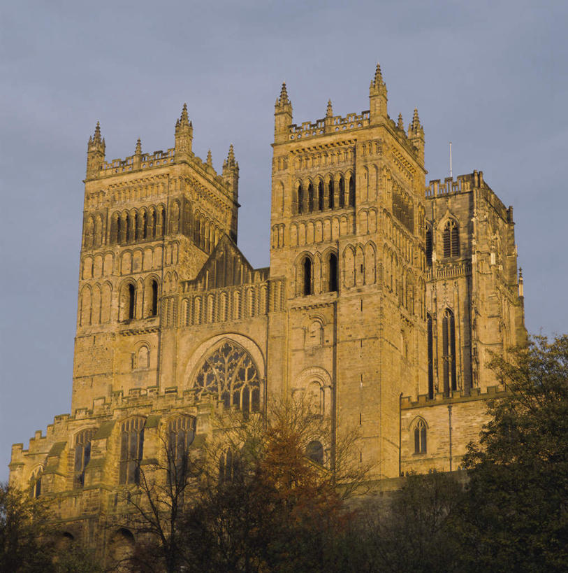 无人,教堂,竖图,室外,白天,仰视,旅游,度假,名胜古迹,植物,标志建筑,地标,建筑,英国,欧洲,阴影,节日,遗迹,光线,影子,古迹,文化,文物,娱乐,建设,古建筑,英格兰,树,树木,蓝色,绿色,蓝天,天空,阳光,自然,天,祈祷,享受,休闲,健康,旅游胜地,放松,许愿,宗教,信仰,生长,晴朗,成长,纪念,祈求,基督教,西欧,天主教,大不列颠,信念,古文明,大不列颠及北爱尔兰联合王国,万里无云,大不列颠联合王国,日不落英帝国,英吉利,达勒姆,达勒姆郡,达勒姆堡和大教堂,达勒姆大教堂,平安,晴空,晴空万里,彩图,低角度拍摄,大教堂,礼拜堂