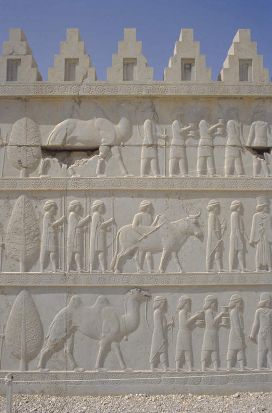 东方人,无人,家,宫殿,站,竖图,室外,白天,正面,民族服装,旅游,度假,名胜古迹,别墅,标志建筑,地标,建筑,牛,野生动物,雕塑,亚洲,一排,阴影,服装,遗迹,艺术,整齐,装饰,并列,并排,光线,雕刻,雕像,影子,房屋,墙,屋子,公寓,首都,许多人,注视,黄种人,古迹,文物,娱乐,建设,古建筑,洋房,楼房,骆驼,墙壁,墙面,住宅,排列,衣服,蓝色,蓝天,天空,阳光,动物,工艺品,天,观察,看,站着,一群人,享受,休闲,旅游胜地,家畜,放松,运输,服饰,牲畜,晴朗,观看,纪念,美术,察看,衣着,穿着,队列,关注,主题,豪宅,平行,陈列,古文明,万里无云,沙漠之舟,功能,美学,双峰骆驼,衣饰,阿黑门尼德王朝,阿契美尼德王朝,阿契美尼德帝国,波斯波利斯,波斯帝国,男人,男性,年轻男性,年轻女性,女人,女性,亚洲人,晴空,晴空万里,站立,彩图,全身,传统服装,民俗服,房子