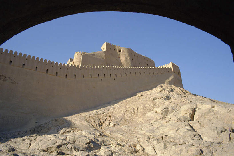 无人,家,宫殿,横图,室外,白天,仰视,旅游,度假,石头,名胜古迹,山,山脉,别墅,标志建筑,地标,建筑,伊朗,亚洲,阴影,遗迹,光线,石子,影子,堡垒,城堡,房屋,墙,屋子,山顶,山峰,公寓,古城,山峦,古迹,文物,娱乐,建设,古建筑,洋房,楼房,墙壁,墙面,住宅,蓝色,蓝天,天空,阳光,群山,天,享受,休闲,旅游胜地,放松,晴朗,要塞,西亚,豪宅,古文明,沉积岩,万里无云,颠峰,极峰,伊朗伊斯兰共和国,巴姆,巴姆城堡,设防,水成岩,石块,岩石,晴空,晴空万里,彩图,低角度拍摄,房子