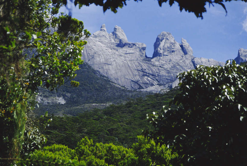 无人,横图,室外,白天,正面,旅游,度假,石头,美景,森林,山,山脉,树林,植物,马来西亚,亚洲,阴影,光线,石子,影子,景观,山顶,山峰,山峦,娱乐,树,树木,蓝色,绿色,蓝天,天空,阳光,自然,群山,天,享受,休闲,景色,放松,东南亚,生长,晴朗,成长,自然风光,沉积岩,万里无云,婆罗洲,加里曼丹岛,婆罗洲岛,颠峰,极峰,马来西亚联邦,沙巴州,沙巴,水成岩,石块,岩石,晴空,晴空万里,彩图