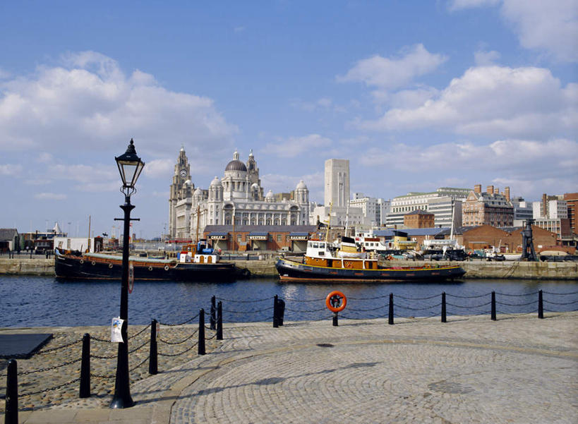 游泳,无人,高楼大厦,横图,室外,白天,正面,度假,办公楼,河流,美景,水,城市风光,城市,大厦,建筑,路灯,轮船,摩天大楼,写字楼,船,照明,英国,欧洲,阴影,光线,救生圈,影子,塑料,河水,景观,水流,云,云朵,灯光,云彩,娱乐,英格兰,灯,蓝色,白云,倒影,蓝天,天空,阳光,塑料制品,游泳圈,楼宇,交通工具,天,享受,休闲,商务楼,景色,放松,充气,晴朗,照亮,倒映,救生,照明设备,西欧,载具,大不列颠,大不列颠及北爱尔兰联合王国,首府,泅水,大不列颠联合王国,日不落英帝国,反照,英吉利,利物浦,皇家利物大厦,利物浦市,墨西塞德郡,默西塞德,晴空,彩图,大楼,高层建筑,高楼,摩天楼