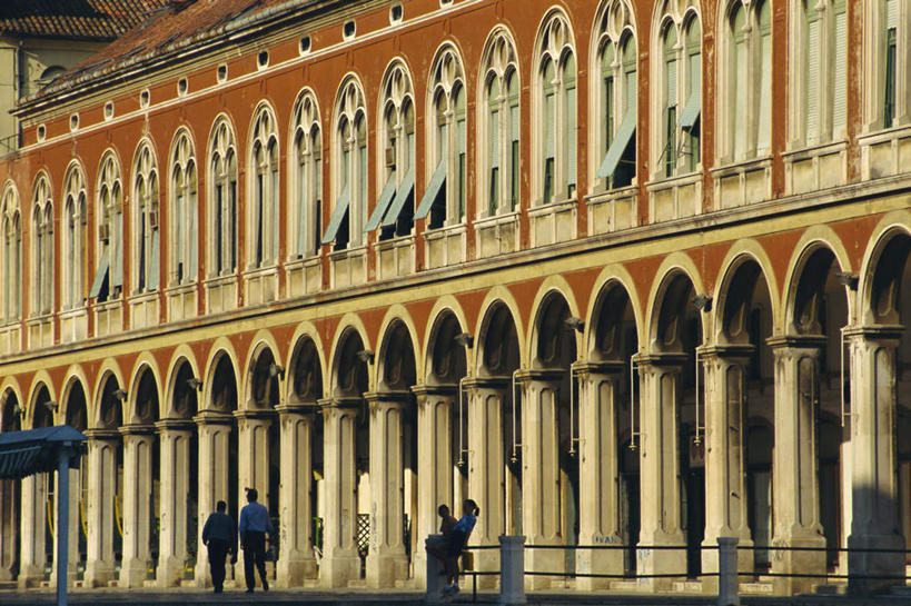 西方人,四个人,高楼大厦,坐,走,横图,室外,白天,正面,爱情,度假,办公楼,美景,城市风光,城市,大厦,建筑,摩天大楼,写字楼,欧洲,克罗地亚,欧洲人,一排,阴影,服装,整齐,光线,影子,景观,拱门,浪漫,注视,休闲装,娱乐,排列,衣服,阳光,楼宇,观察,看,享受,休闲,温暖,温馨,休闲服,商务楼,景色,恩爱,放松,恋人,服饰,观看,和睦,察看,队列,关注,首府,克罗地亚共和国,斯普利特,斯普利特.达尔马提亚县,男人,男性,年轻男性,年轻女性,女人,女性,白种人,情侣,步行,散步,走路,坐着,彩图,全身,大楼,高层建筑,高楼,摩天楼,斯普利特.达尔马提亚,伴侣,融洽,赫尔瓦次卡