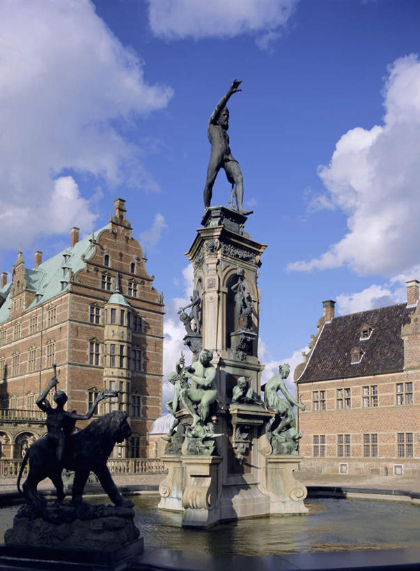 西方人,无人,家,站,坐,举,竖图,室外,白天,仰视,度假,美景,城市风光,城市,哺乳动物,野生动物,狮子,雕塑,丹麦,欧洲,欧洲人,阴影,艺术,装饰,光线,雕刻,雕像,影子,房屋,屋子,池塘,景观,水池,云,云朵,公寓,首都,许多人,云彩,注视,娱乐,洋房,楼房,裸露,住宅,蓝色,白云,倒影,蓝天,天空,阳光,动物,工艺品,天,观察,看,托,站着,一群人,享受,休闲,景色,放松,晴朗,赤裸,观看,纪念,美术,察看,倒映,关注,北欧,主题,裸,凶猛,陈列,功能,美学,丹麦王国,哥本哈根,西兰岛,反照,菲德烈堡宫,菲特烈堡,残暴,凶残,男人,男性,中年男性,白种人,晴空,举起,举手,举着,向上举,向上伸,向上托,站立,坐着,彩图,低角度拍摄,全身,房子