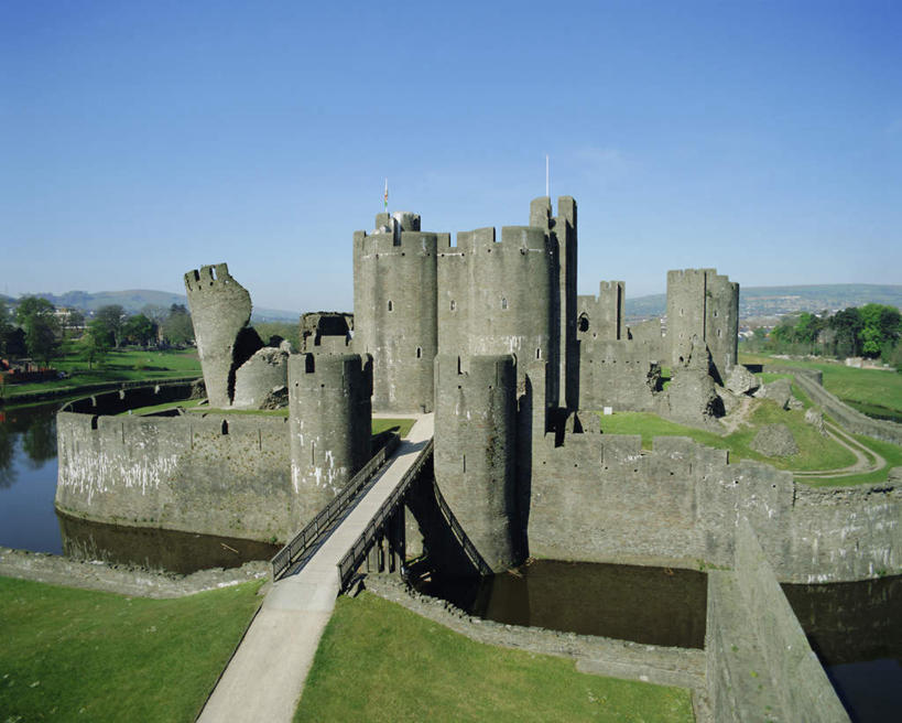 无人,横图,室外,白天,正面,旅游,度假,草地,草坪,河流,名胜古迹,水,植物,标志建筑,道路,地标,建筑,路,英国,欧洲,阴影,遗迹,光线,影子,堡垒,城堡,墙,河水,水流,小路,交通,古迹,文物,娱乐,建设,古建筑,墙壁,墙面,草,树,树木,蓝色,绿色,倒影,蓝天,天空,阳光,自然,天,享受,休闲,旅游胜地,放松,生长,晴朗,成长,倒映,西欧,要塞,大不列颠,威尔士,古文明,大不列颠及北爱尔兰联合王国,万里无云,大不列颠联合王国,日不落英帝国,卡菲利城堡,威尔士公国,反照,设防,晴空,晴空万里,彩图