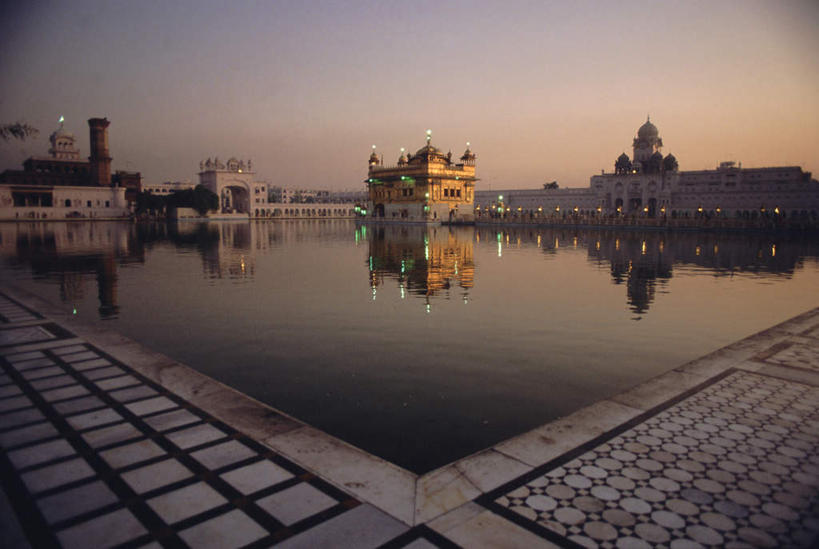 无人,寺庙,横图,室外,白天,正面,旅游,度假,日落,植物,标志建筑,地标,建筑,路灯,照明,印度,亚洲,一排,许多,节日,整齐,晚霞,霞光,落日,拱门,灯光,燃烧,文化,娱乐,建设,灯,树,树木,排列,绿色,自然,黄昏,香火,庙宇,祈祷,享受,休闲,健康,旅游胜地,彩霞,放松,许愿,宗教,信仰,生长,成长,纪念,祈求,照亮,照明设备,队列,南亚,印度共和国,夕照,旁遮普,旁遮普邦,阿姆利则,金庙,平安,夕阳,彩图,庙,寺,斜阳