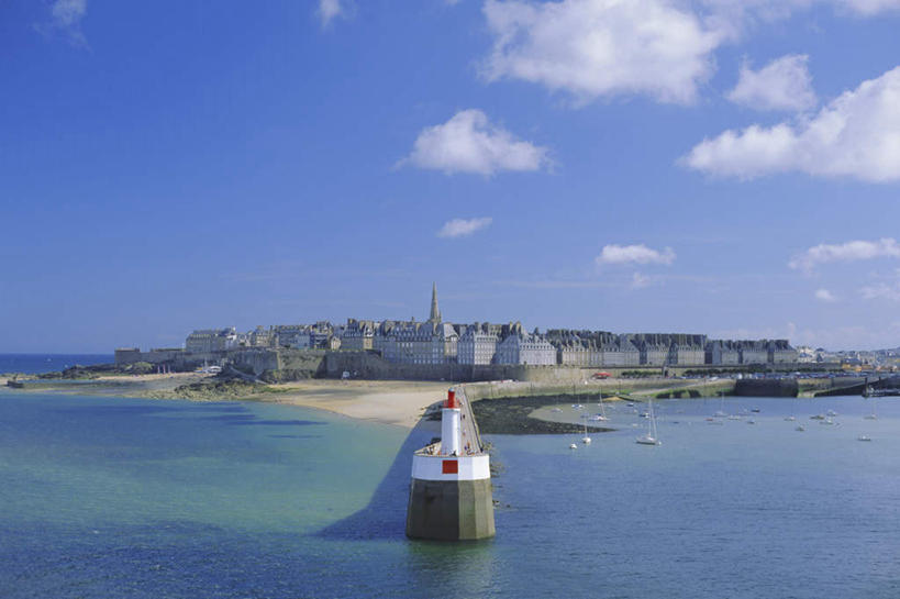 无人,家,码头,横图,室外,白天,正面,度假,海浪,海洋,美景,沙滩,窗户,门,城市风光,城市,道路,港口,法国,欧洲,一排,许多,阴影,波纹,整齐,光线,信息,沙子,影子,房屋,墙,屋顶,屋子,海岸,景观,浪花,云,云朵,灯塔,交通,涟漪,沙地,很多,云彩,顶棚,方向,娱乐,楼房,玻璃窗,墙壁,墙面,住宅,排列,蓝色,白云,倒影,蓝天,水纹,天空,阳光,海水,门框,波浪,天,享受,休闲,景色,放松,晴朗,引导,指引,倒映,布列塔尼,圣马洛,队列,海景,法兰西共和国,水晕,法兰西第五共和国,布列塔尼半岛,航标,反照,大海,风浪,海,海水的波动,海滩,近岸浪,涌浪,晴空,彩图,房子,摆渡口,埠头,渡口,渡头,港湾,海港,货运码头,口岸,商港,导航