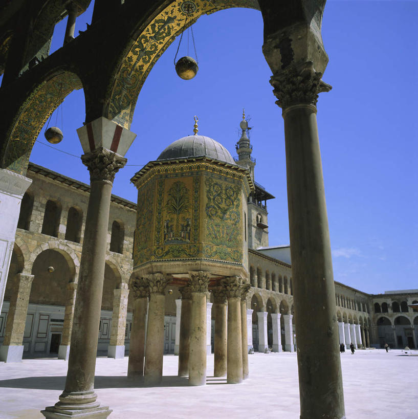 无人,教堂,竖图,室外,白天,仰视,旅游,度假,窗户,门,标志建筑,地标,建筑,叙利亚,亚洲,阴影,节日,光线,香炉,影子,柱子,墙,拱门,首都,文化,娱乐,建设,玻璃窗,墙壁,墙面,蓝色,蓝天,天空,阳光,门框,天,祈祷,享受,休闲,健康,旅游胜地,放松,许愿,宗教,信仰,晴朗,纪念,祈求,祭奠,祭祀,伊斯兰教,清真寺,西亚,祭坛,信念,万里无云,敬拜,阿拉伯叙利亚共和国,大马士革,大马士革清真寺,倭马亚大清真寺,平安,晴空,晴空万里,彩图,低角度拍摄,大教堂,礼拜堂