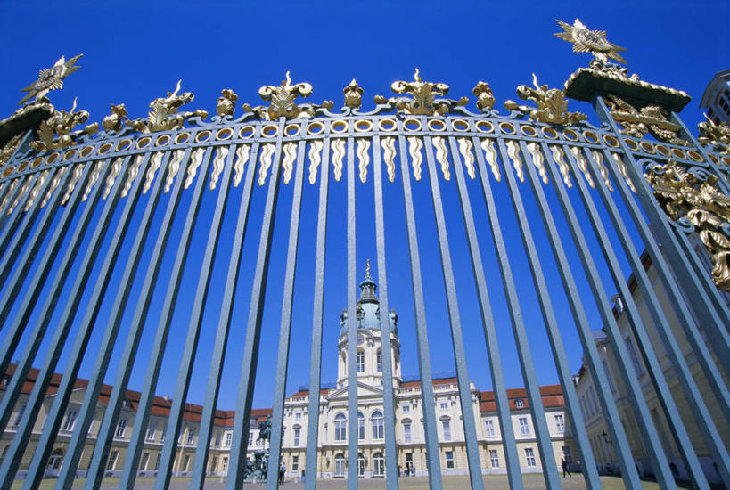 无人,横图,室外,特写,白天,仰视,旅游,度假,名胜古迹,门,标志建筑,地标,建筑,雕塑,德国,欧洲,阴影,遗迹,艺术,装饰,光线,雕刻,雕像,影子,堡垒,城堡,首都,古迹,文物,娱乐,建设,古建筑,柏林,蓝色,蓝天,天空,阳光,工艺品,门框,天,享受,休闲,旅游胜地,放松,晴朗,纪念,华丽,修饰,美术,点缀,西欧,要塞,主题,陈列,古文明,万里无云,德意志联邦共和国,功能,美学,衬托,美观,雅致,雅观,柏林州,设防,夏洛腾堡宫,夏洛滕堡宫,晴空,晴空万里,彩图,低角度拍摄