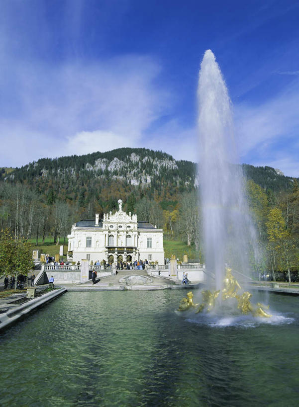 西方人,栏杆,站,走,竖图,室外,白天,正面,度假,美景,山,山脉,植物,楼梯,城市风光,城市,道路,路,喷泉,德国,欧洲,欧洲人,飞溅,服装,溅,扶手,液体,堡垒,城堡,阶梯,池塘,景观,山峰,水滴,小路,交通,山峦,许多人,休闲装,文化,娱乐,护栏,台阶,水珠,树,树木,衣服,绿色,自然,群山,品味,站着,一群人,享受,休闲,休闲服,景色,放松,服饰,生长,成长,西欧,要塞,喷洒,水景,德意志联邦共和国,美观,巴伐利亚,巴伐利亚州,拜恩州,拜恩自由州,设防,林德霍夫堡,男人,男性,年轻男性,年轻女性,女人,女性,白种人,设计,步行,散步,站立,走路,彩图,全身