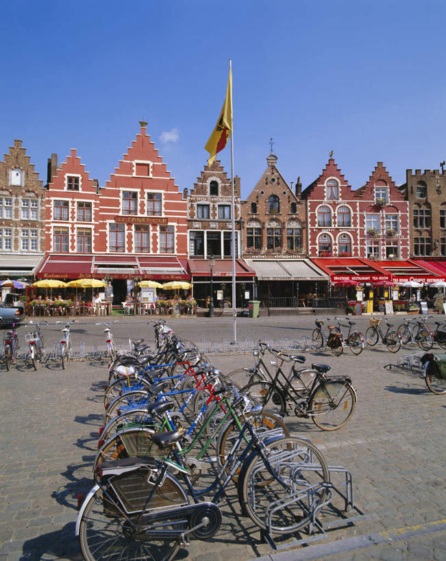 无人,家,商店,广场,竖图,室外,白天,正面,购物,旅游,度假,消费,超市,自行车,旗帜,比利时,欧洲,一排,许多,阴影,整齐,光线,旗杆,伞,影子,雨伞,遮阳伞,房屋,屋子,很多,娱乐,阳伞,楼房,住宅,车,脚踏车,排列,蓝色,蓝天,天空,阳光,交通工具,天,享受,休闲,放松,金融,百货,便利店,晴朗,西欧,队列,载具,选购,贸易,万里无云,省会,血拼,零售店,比利时王国,布鲁日,西佛兰德省,晴空,晴空万里,彩图,房子,店铺,杂货店,杂货铺