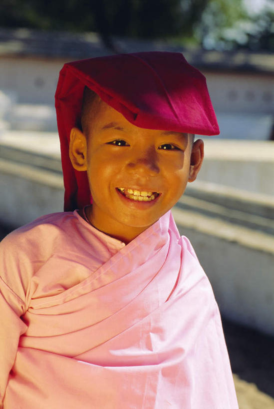 东方人,儿童,一个人,笑,微笑,露齿笑,竖图,室外,特写,白天,正面,旅游,度假,纯洁,缅甸,亚洲,仅一个女性,仅一个人,服装,朦胧,模糊,长袍,注视,黄种人,娱乐,小孩,衣服,红色,观察,看,仅一个小孩,享受,休闲,放松,可爱,童年,童趣,服饰,东南亚,观看,察看,衣着,穿着,关注,童真,烂漫,无邪,缅甸联邦,曼德勒,省会,衣饰,曼德勒省,天真,女孩,女人,女性,亚洲人,孩子,修女,半身,彩图,女生