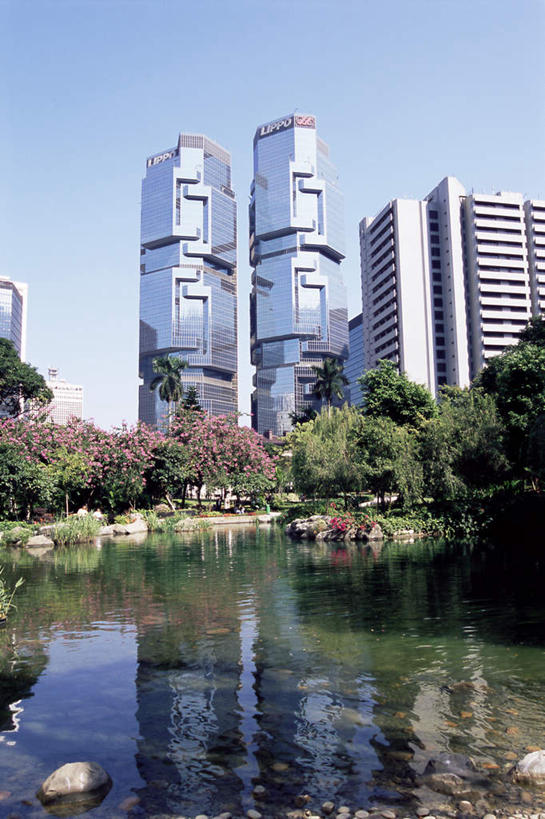 无人,高楼大厦,竖图,全景,室外,白天,仰视,度假,美景,天际线,植物,城市风光,标志建筑,城市,大厦,地标,建筑,摩天大楼,棕榈树,叶子,香港,中国,亚洲,阴影,波纹,光线,影子,池塘,景观,水池,绿叶,涟漪,娱乐,建设,树,树木,蓝色,绿色,倒影,蓝天,水纹,天空,阳光,自然,波浪,天,享受,休闲,嫩叶,景色,放松,生长,晴朗,成长,港,倒映,东亚,棕榈叶,万里无云,香港岛,香港特别行政区,港澳台,中华人民共和国,水晕,反照,港岛,香港公园,红棉路,叶,叶片,晴空,晴空万里,彩图,低角度拍摄,大楼,高层建筑,高楼,摩天楼