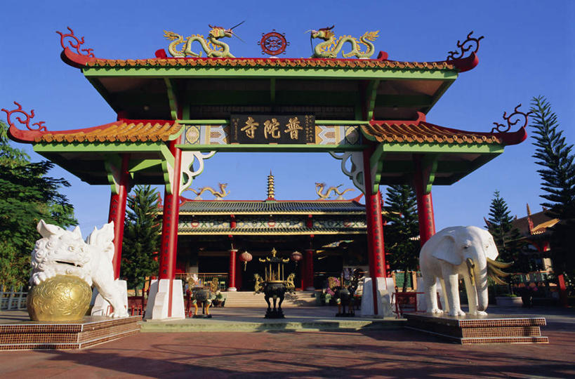 无人,寺庙,横图,室外,白天,正面,旅游,度假,成功,植物,标志建筑,地标,建筑,哺乳动物,大象,野生动物,雕塑,马来西亚,亚洲,阴影,节日,艺术,装饰,光线,龙,雕刻,雕像,影子,文化,娱乐,建设,树,树木,蓝色,绿色,蓝天,天空,阳光,自然,动物,工艺品,庙宇,天,祈祷,享受,休闲,健康,旅游胜地,放松,许愿,宗教,东南亚,佛教,信仰,生长,晴朗,成长,纪念,祈求,美术,高贵,主题,图腾,传说,陈列,万里无云,首府,婆罗洲,功能,美学,祥瑞,灵兽,权势,尊荣,释教,加里曼丹岛,婆罗洲岛,哥打基纳巴卢,马来西亚联邦,沙巴州,沙巴,平安,幸运,晴空,晴空万里,象,彩图,庙,寺