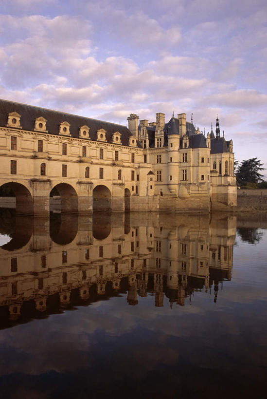 无人,竖图,室外,白天,正面,度假,河流,美景,水,窗户,城市风光,城市,法国,欧洲,一排,阴影,整齐,光线,影子,堡垒,城堡,河水,景观,水流,云,云朵,拱门,云彩,娱乐,玻璃窗,排列,蓝色,白云,倒影,蓝天,天空,阳光,天,享受,休闲,景色,放松,晴朗,倒映,要塞,队列,法兰西共和国,法兰西第五共和国,卢瓦尔河,罗亚尔河,雪浓梭堡,反照,设防,晴空,彩图