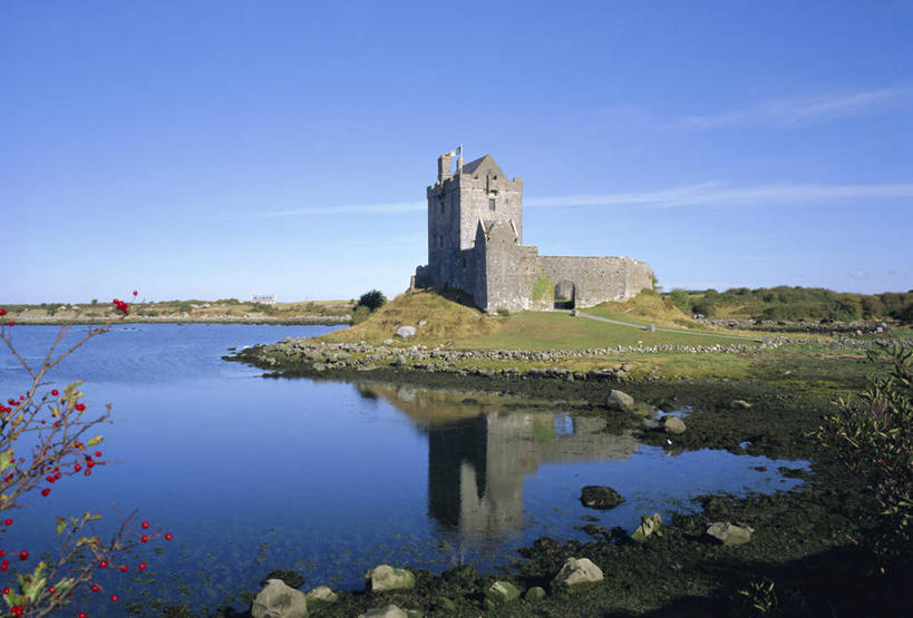 无人,横图,室外,白天,正面,旅游,度假,草地,草坪,海浪,海洋,石头,美景,植物,爱尔兰,欧洲,阴影,盛开,光线,石子,影子,堡垒,城堡,墙,景观,浪花,云,云朵,花蕾,云彩,娱乐,墙壁,墙面,草,花,花瓣,花朵,鲜花,树,树木,蓝色,绿色,白云,倒影,蓝天,天空,阳光,自然,海水,天,花苞,花蕊,享受,休闲,景色,放松,生长,晴朗,成长,倒映,西欧,要塞,自然风光,海景,爱尔兰共和国,戈尔韦,反照,设防,大海,风浪,海,海水的波动,近岸浪,石块,岩石,涌浪,晴空,彩图