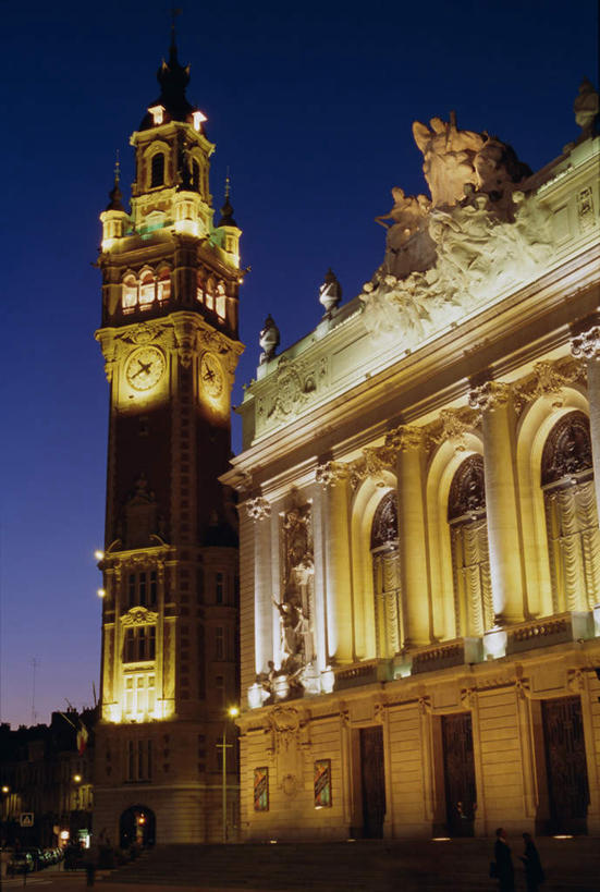 无人,家,竖图,室外,白天,仰视,度假,美景,城市风光,城市,剧院,路灯,照明,法国,欧洲,阴影,时间,光线,时钟,影子,房屋,屋子,景观,灯光,歌剧院,计时,娱乐,楼房,住宅,灯,蓝色,蓝天,天空,黄昏,钟表,天,享受,休闲,表,景色,放松,晴朗,照亮,照明设备,西欧,法兰西,万里无云,法兰西共和国,首府,省会,法兰西第五共和国,塔钟,薄暮,北部.加来海峡,北部.加来海峡大区,里尔,诺尔.加莱大区,诺尔省,钟,晴空,晴空万里,彩图,低角度拍摄,傍晚,房子,剧场