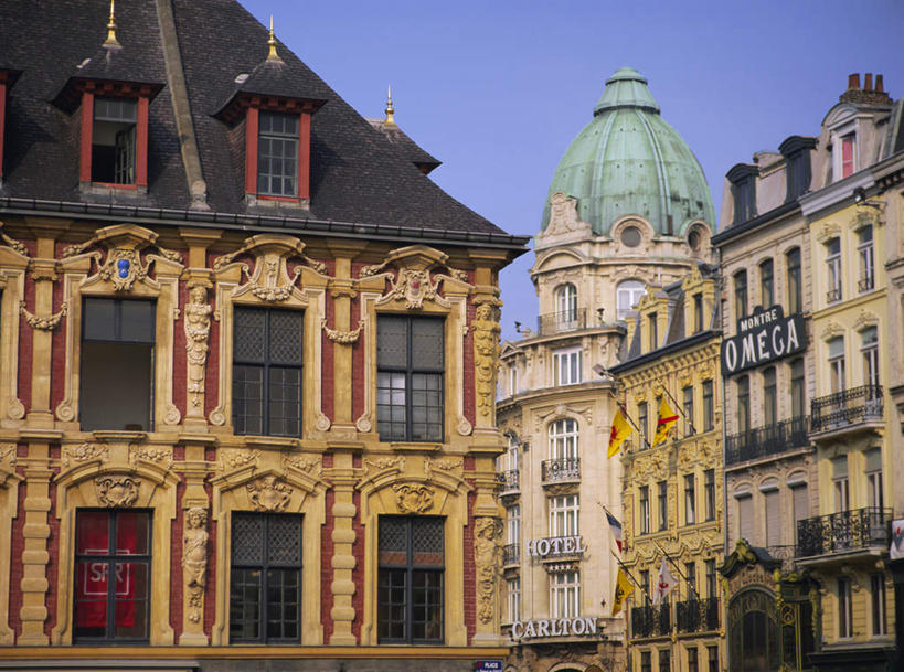 无人,家,横图,室外,白天,仰视,度假,美景,窗户,城市风光,城市,建筑,比利时,欧洲,阴影,光线,瓦片,影子,房屋,墙,屋顶,屋子,景观,公寓,首都,顶棚,瓦,娱乐,洋房,楼房,玻璃窗,墙壁,墙面,住宅,蓝色,蓝天,天空,阳光,天,享受,休闲,景色,放松,建造,晴朗,西欧,布鲁塞尔,布鲁塞尔大广场,屋瓦,万里无云,比利时王国,布鲁塞尔广场,晴空,晴空万里,彩图,低角度拍摄,房子