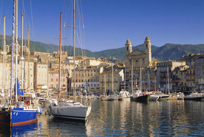 无人,家,码头,横图,室外,白天,正面,度假,海浪,海洋,石头,美景,山,山脉,城市风光,港口,轮船,船,法国,欧洲,停靠,阴影,光线,石子,影子,房屋,屋子,景观,浪花,山峰,公寓,山峦,娱乐,洋房,楼房,住宅,蓝色,倒影,蓝天,天空,阳光,海水,交通工具,群山,天,享受,休闲,景色,放松,晴朗,倒映,科西嘉,科西嘉岛,停泊,载具,海景,万里无云,法兰西共和国,法兰西第五共和国,反照,巴斯蒂亚,科西嘉大区,大海,风浪,海,海水的波动,近岸浪,石块,岩石,涌浪,晴空,晴空万里,彩图,房子,摆渡口,埠头,渡口,渡头,港湾,海港,货运码头,口岸,商港