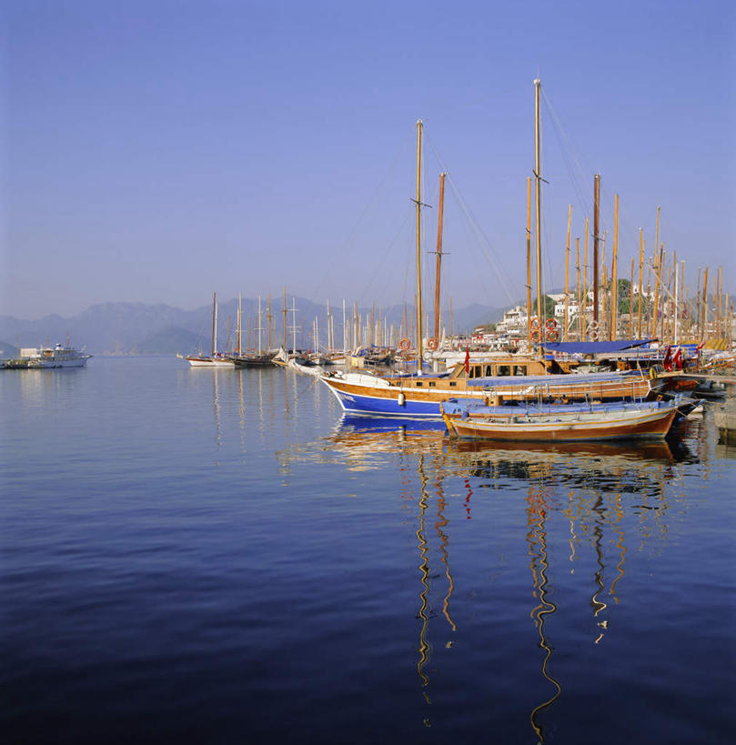 帆船,无人,码头,竖图,室外,白天,正面,旅游,度假,海浪,海洋,美景,港口,船,土耳其,亚洲,停靠,阴影,光线,影子,景观,浪花,娱乐,蓝色,蓝天,天空,阳光,自然,海水,交通工具,天,享受,休闲,景色,放松,晴朗,停泊,自然风光,载具,西亚,海景,万里无云,马尔马里斯,穆拉省,大海,风浪,海,海水的波动,近岸浪,涌浪,晴空,晴空万里,彩图,摆渡口,埠头,渡口,渡头,港湾,海港,货运码头,口岸,商港,土耳其共和国