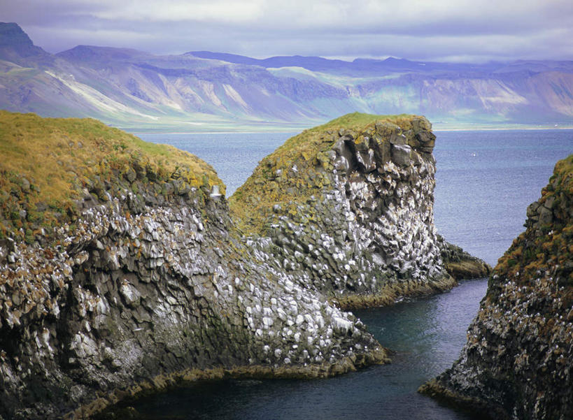 无人,横图,室外,白天,正面,旅游,度假,草地,草坪,海浪,海洋,石头,美景,山,山脉,植物,欧洲,冰岛,阴影,波纹,光线,石子,影子,景观,浪花,山峰,涟漪,山峦,娱乐,草,绿色,倒影,水纹,阳光,自然,海水,波浪,群山,享受,休闲,景色,放松,倒映,自然风光,北欧,海景,冰岛共和国,水晕,反照,斯奈山半岛,大海,风浪,海,海水的波动,近岸浪,石块,岩石,涌浪,彩图