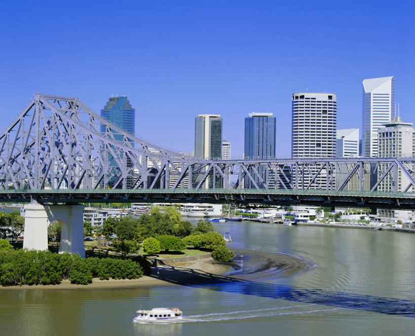 无人,高楼大厦,横图,室外,白天,正面,度假,草地,草坪,河流,美景,水,植物,窗户,城市风光,城市,大桥,大厦,建筑,立交桥,摩天大楼,桥梁,船,澳大利亚,一排,一艘,许多,阴影,波纹,飞溅,整齐,溅,光线,液体,影子,墙,屋顶,河水,景观,水滴,水流,高架,斜拉桥,桥,涟漪,很多,顶棚,娱乐,游轮,玻璃窗,墙壁,墙面,游船,水珠,草,树,树木,排列,蓝色,绿色,倒影,蓝天,水纹,天空,阳光,自然,船尾波,楼宇,交通工具,波浪,天,享受,休闲,景色,放松,生长,晴朗,成长,倒映,队列,喷洒,载具,大洋洲,澳洲,昆士兰州,万里无云,南方大陆,布里斯班,首府,水晕,澳大利亚联邦,昆士兰,旅游船,反照,故事桥,晴空,晴空万里,彩图,大楼,高层建筑,高楼,摩天楼