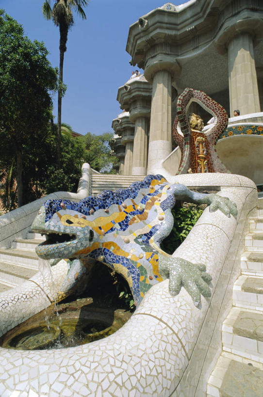 无人,公园,竖图,室外,白天,仰视,旅游,度假,美景,植物,楼梯,喷泉,野生动物,蜥蜴,雕塑,西班牙,欧洲,巴塞罗那,一排,许多,阴影,艺术,整齐,装饰,光线,雕刻,雕像,影子,柱子,阶梯,墙,景观,很多,文化,娱乐,墙壁,墙面,台阶,树,树木,排列,一只,绿色,阳光,自然,动物,工艺品,品味,享受,休闲,景色,放松,生长,成长,纪念,美术,队列,南欧,自然风光,主题,水景,陈列,奎尔公园,石龙子,首府,古埃尔公园,加泰罗尼亚,泉龙,猪婆蛇,四脚蛇,西班牙王国,功能,美学,美观,蜴,设计,彩图,低角度拍摄