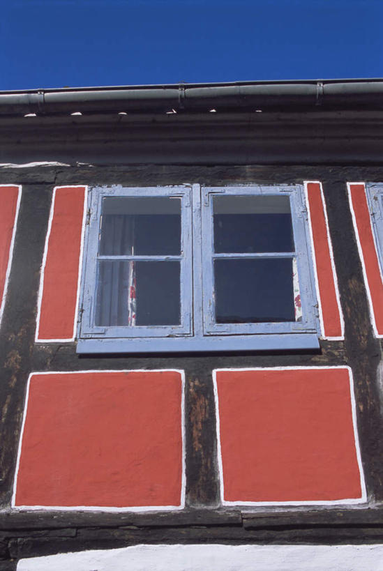 无人,家,竖图,室外,特写,白天,仰视,度假,美景,窗户,窗帘,城市风光,城市,丹麦,欧洲,阴影,装饰,光线,影子,房屋,墙,屋子,景观,娱乐,楼房,玻璃窗,墙壁,墙面,住宅,红色,蓝色,蓝天,天空,阳光,帘子,天,享受,休闲,遮阳,景色,放松,晴朗,华丽,修饰,点缀,北欧,万里无云,衬托,美观,雅致,雅观,丹麦王国,菲英岛,晴空,晴空万里,彩图,低角度拍摄,房子