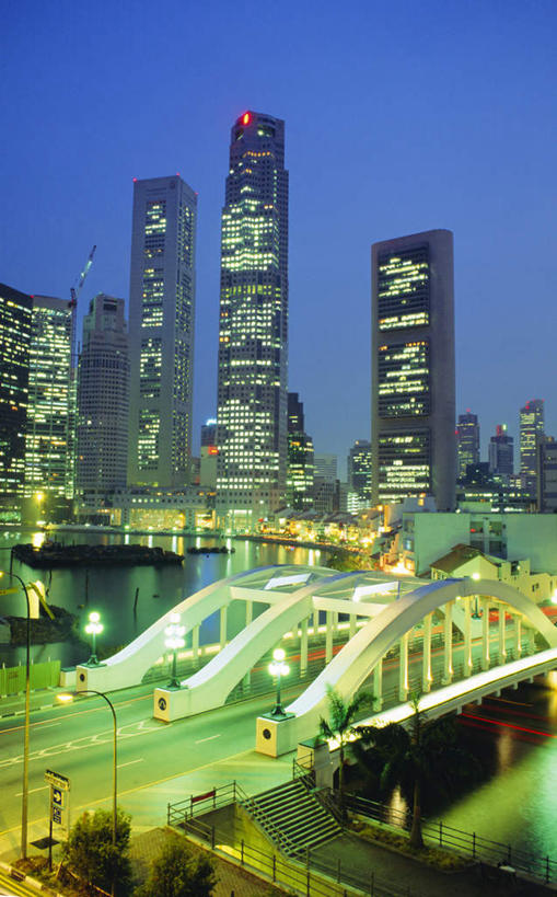 无人,高楼大厦,竖图,俯视,室外,夜晚,度假,河流,美景,水,植物,窗户,城市风光,城市,大桥,大厦,道路,建筑,立交桥,路,路灯,摩天大楼,桥梁,夜景,公路,船,照明,美国,阴影,波纹,光线,影子,墙,河水,景观,水流,高架,斜拉桥,桥,灯光,交通,涟漪,娱乐,游轮,玻璃窗,墙壁,墙面,游船,灯,树,树木,绿色,倒影,水纹,自然,楼宇,交通工具,波浪,享受,休闲,景色,放松,生长,成长,照亮,倒映,北美,北美洲,照明设备,载具,美洲,伊利诺斯州,伊利诺伊,伊利诺伊州,伊利诺州,水晕,林肯之地,北亚美利加洲,亚美利加洲,旅游船,埃尔金,埃尔金市,反照,马路,彩图,高角度拍摄,大楼,高层建筑,高楼,摩天楼