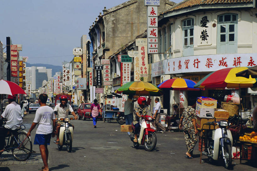 东方人,家,商店,站,坐,走,横图,室外,白天,正面,购物,度假,消费,美景,城市风光,城市,道路,路,摩托车,马来西亚,亚洲,阴影,服装,光线,伞,影子,雨伞,遮阳伞,房屋,屋子,景观,小路,交通,许多人,注视,休闲装,黄种人,娱乐,阳伞,货摊,商铺,楼房,住宅,车,衣服,蓝色,蓝天,天空,阳光,交通工具,天,观察,看,站着,一群人,享受,休闲,休闲服,景色,放松,金融,服饰,东南亚,晴朗,观看,察看,关注,载具,选购,贸易,万里无云,血拼,市肆,商号,槟城,槟城州,槟榔屿,槟州,马来西亚联邦,男人,男性,年轻男性,年轻女性,女人,女性,亚洲人,晴空,晴空万里,步行,散步,站立,走路,坐着,彩图,全身,房子,店铺