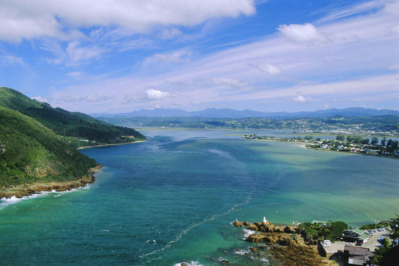 无人,家,横图,俯视,室外,白天,旅游,度假,海浪,海洋,石头,美景,沙滩,山,山脉,植物,非洲,南非,阴影,光线,沙子,石子,影子,房屋,屋子,海岸,景观,浪花,山顶,山峰,云,云朵,沙地,山峦,云彩,娱乐,楼房,住宅,树,树木,蓝色,绿色,白云,蓝天,天空,阳光,自然,海水,群山,天,享受,休闲,景色,放松,生长,晴朗,成长,自然风光,海景,沉积岩,阿非利加洲,南非共和国,西开普省,颠峰,极峰,克尼斯纳,水成岩,花园大道,大海,风浪,海,海水的波动,海滩,近岸浪,石块,岩石,涌浪,晴空,彩图,高角度拍摄,房子