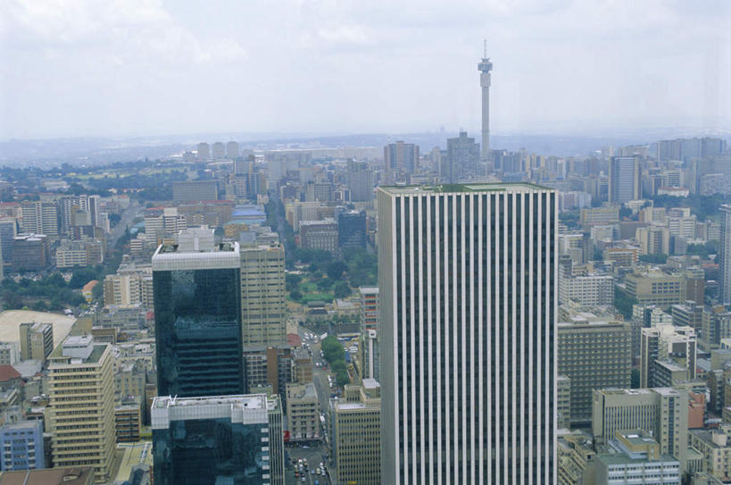 无人,高楼大厦,横图,俯视,航拍,室外,白天,正面,度假,办公楼,美景,植物,城市风光,城市,大厦,道路,建筑,路,摩天大楼,写字楼,公路,汽车,非洲,南非,阴影,光线,影子,景观,云,云朵,交通,云彩,娱乐,车,树,树木,蓝色,绿色,白云,蓝天,天空,阳光,自然,楼宇,交通工具,轿车,天,享受,休闲,商务楼,景色,放松,生长,晴朗,成长,鸟瞰,载具,阿非利加洲,豪登省,黄金之城,南非共和国,约翰内斯堡,晴空,马路,彩图,高角度拍摄,大楼,高层建筑,高楼,摩天楼