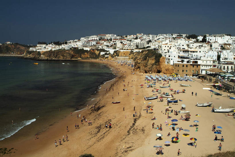 家,站,走,躺,横图,俯视,航拍,室外,白天,度假,海浪,海洋,石头,美景,沙滩,山,山脉,窗户,城市风光,城市,椅子,葡萄牙,欧洲,一排,许多,阴影,波纹,服装,整齐,光线,伞,沙子,石子,影子,雨伞,遮阳伞,房屋,墙,躺椅,屋顶,屋子,海岸,景观,浪花,山峰,涟漪,沙地,山峦,很多,许多人,顶棚,注视,休闲装,娱乐,阳伞,楼房,玻璃窗,墙壁,墙面,住宅,排列,衣服,蓝色,倒影,蓝天,水纹,天空,阳光,海水,波浪,群山,天,观察,看,站着,一群人,享受,休闲,休闲服,景色,放松,服饰,晴朗,观看,沙滩椅,察看,倒映,鸟瞰,队列,关注,南欧,海景,万里无云,水晕,葡萄牙共和国,反照,阿尔布费拉,法鲁区,卧着,男人,男性,女人,女性,中年男性,中年女性,大海,风浪,海,海水的波动,海滩,近岸浪,石块,岩石,涌浪,晴空,晴空万里,步行,散步,躺着,卧,站立,走路,彩图,高角度拍摄,全身,房子