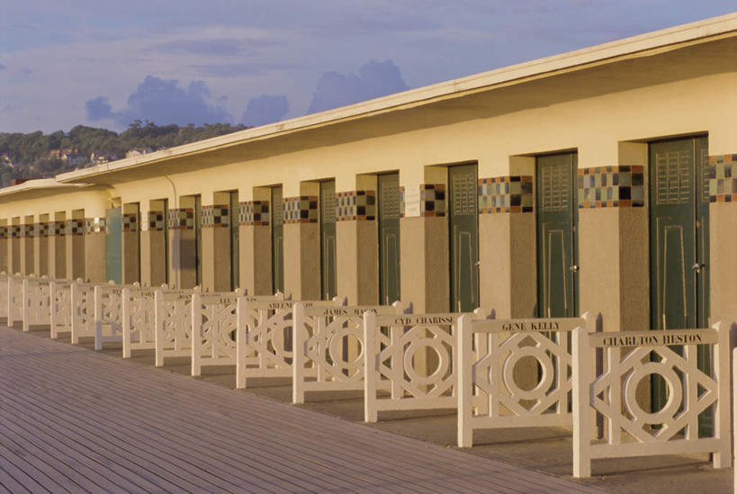 无人,横图,室外,白天,正面,度假,美景,门,卫生间,浴室,城市风光,城市,法国,欧洲,一排,许多,阴影,整齐,光线,影子,墙,景观,云,云朵,很多,云彩,娱乐,墙壁,墙面,排列,蓝色,白云,蓝天,天空,阳光,门框,天,享受,休闲,景色,放松,更衣间,试衣间,晴朗,队列,更衣室,法兰西共和国,法兰西第五共和国,下诺曼底,下诺曼底大区,卡尔瓦多斯省,淋浴房,晴空,彩图,冲凉房,沐浴间,沐浴室