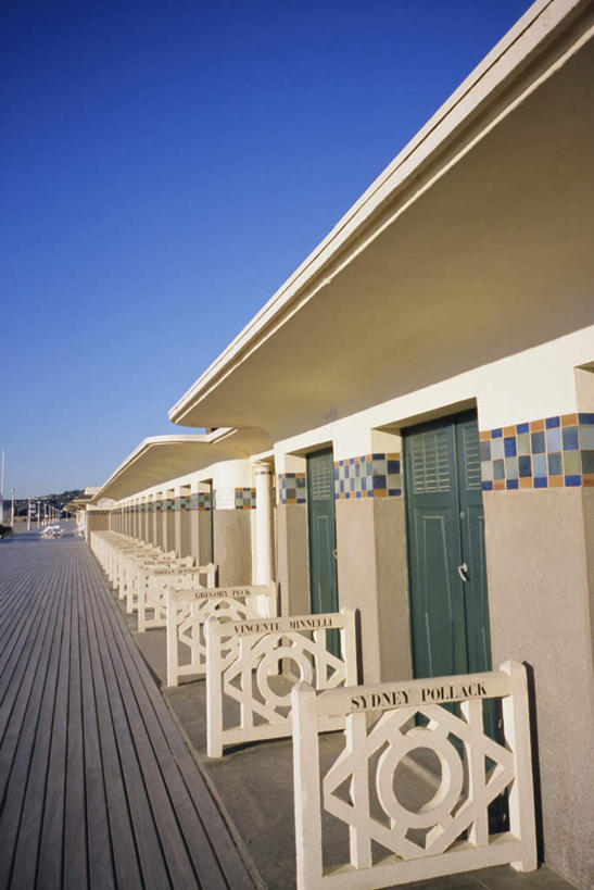 无人,竖图,室外,白天,正面,度假,美景,门,卫生间,浴室,城市风光,城市,法国,欧洲,一排,许多,阴影,整齐,光线,影子,墙,景观,很多,娱乐,墙壁,墙面,排列,蓝色,蓝天,天空,阳光,门框,天,享受,休闲,景色,放松,更衣间,试衣间,晴朗,队列,更衣室,万里无云,法兰西共和国,法兰西第五共和国,下诺曼底,下诺曼底大区,卡尔瓦多斯省,淋浴房,晴空,晴空万里,彩图,冲凉房,沐浴间,沐浴室