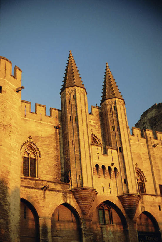 无人,教堂,竖图,室外,白天,仰视,旅游,度假,窗户,门,标志建筑,地标,建筑,雕塑,法国,欧洲,阴影,节日,艺术,装饰,光线,雕刻,雕像,影子,墙,文化,娱乐,建设,玻璃窗,墙壁,墙面,蓝色,蓝天,天空,阳光,工艺品,门框,天,祈祷,享受,休闲,健康,旅游胜地,放松,许愿,宗教,信仰,晴朗,纪念,祈求,美术,阿尔卑斯,普罗旺斯,沃克吕兹省,主题,陈列,信念,万里无云,法兰西共和国,蓝色海岸,功能,美学,法兰西第五共和国,平安,晴空,晴空万里,彩图,低角度拍摄,大教堂,礼拜堂