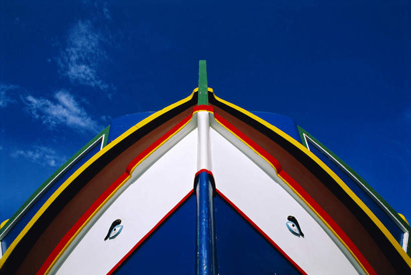 无人,横图,室外,特写,白天,仰视,旅游,度假,船,欧洲,马耳他,阴影,光线,影子,云,云朵,木船,云彩,娱乐,红色,蓝色,白色,白云,蓝天,天空,阳光,交通工具,天,享受,休闲,放松,晴朗,舟,载具,马耳他共和国,晴空,彩图,低角度拍摄