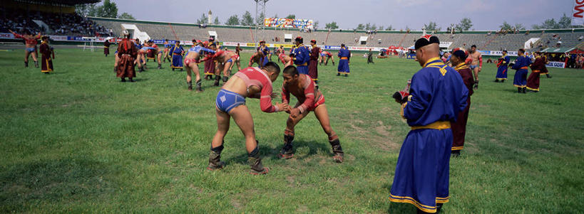 东方人,西方人,体育馆,运动场,站,横图,室外,白天,正面,民族服装,旅游,度假,摔跤,草地,草坪,美景,植物,欧洲,蒙古,欧洲人,亚洲,弯腰,阴影,光线,影子,景观,许多人,注视,黄种人,娱乐,体育场,草,树,树木,蓝色,绿色,蓝天,天空,阳光,自然,天,观察,看,站着,一群人,享受,休闲,景色,放松,生长,晴朗,成长,观看,察看,关注,自然风光,东亚,万里无云,弯身,运动馆,草原之国,蒙古国,外蒙,外蒙古,摔交,前杭爱省,男人,男性,中年男性,白种人,亚洲人,晴空,晴空万里,站立,彩图,全身,传统服装,民俗服