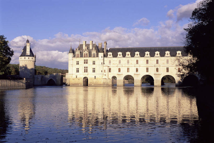 无人,家,横图,室外,白天,正面,旅游,度假,河流,石头,水,植物,别墅,标志建筑,地标,建筑,法国,欧洲,阴影,波纹,光线,石子,影子,房屋,屋子,河水,水流,云,云朵,公寓,桥,涟漪,云彩,娱乐,建设,石桥,洋房,楼房,拱桥,住宅,栈桥,树,树木,蓝色,绿色,白云,倒影,蓝天,水纹,天空,阳光,自然,波浪,天,享受,休闲,旅游胜地,放松,拱形,生长,晴朗,成长,人行桥,石拱桥,倒映,法兰西共和国,水晕,法兰西第五共和国,卢瓦尔河,罗亚尔河,雪浓梭堡,反照,石块,晴空,彩图,房子