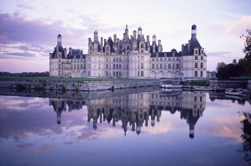 无人,横图,室外,白天,正面,旅游,度假,草地,草坪,河流,名胜古迹,水,植物,标志建筑,地标,建筑,法国,欧洲,阴影,波纹,遗迹,光线,影子,堡垒,城堡,河水,水流,云,云朵,涟漪,云彩,古迹,文物,娱乐,建设,古建筑,草,树,树木,蓝色,绿色,白云,倒影,蓝天,水纹,天空,阳光,自然,波浪,天,享受,休闲,旅游胜地,放松,生长,晴朗,成长,倒映,要塞,古文明,法兰西共和国,卢瓦尔河谷,水晕,法兰西第五共和国,卢瓦尔河,罗亚尔河,反照,设防,香博堡,晴空,彩图