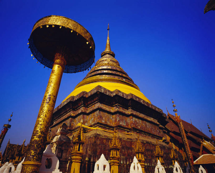 无人,寺庙,横图,室外,白天,仰视,旅游,度假,标志建筑,地标,建筑,泰国,亚洲,阴影,节日,光线,影子,塔,文化,娱乐,建设,宝塔,蓝色,蓝天,天空,阳光,庙宇,天,祈祷,享受,休闲,健康,旅游胜地,放松,许愿,宗教,东南亚,佛教,信仰,晴朗,纪念,祈求,万里无云,泰王国,清迈府,释教,浮图,浮屠,清迈省,帕辛寺,普拉辛寺,平安,晴空,晴空万里,彩图,低角度拍摄,庙,寺