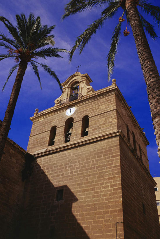 无人,教堂,竖图,室外,白天,仰视,旅游,度假,植物,标志建筑,地标,建筑,棕榈树,叶子,西班牙,欧洲,阴影,节日,时间,光线,时钟,影子,云,云朵,绿叶,计时,云彩,文化,娱乐,建设,安达卢西亚,树,树木,蓝色,绿色,白云,蓝天,天空,阳光,自然,钟表,天,祈祷,享受,休闲,健康,嫩叶,表,旅游胜地,放松,许愿,宗教,信仰,生长,晴朗,成长,纪念,祈求,基督教,南欧,天主教,安达鲁西亚,信念,棕榈叶,阿尔梅里亚,西班牙王国,塔钟,安达卢西亚自治区,阿尔梅里亚省,平安,叶,叶片,钟,晴空,彩图,低角度拍摄,大教堂,礼拜堂