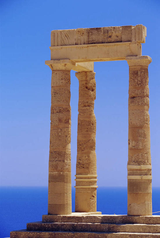 无人,竖图,室外,白天,正面,旅游,度假,海浪,海洋,石头,名胜古迹,标志建筑,地标,建筑,希腊,欧洲,一排,阴影,遗迹,整齐,并列,并排,光线,石子,影子,柱子,浪花,水平线,云,云朵,辽阔,海平线,云彩,古迹,文物,娱乐,建设,古建筑,排列,蓝色,白云,蓝天,天空,阳光,海水,天,享受,休闲,广阔,旅游胜地,放松,晴朗,一望无际,队列,平行,海景,古文明,希腊共和国,无边无际,一马平川,罗得斯岛,大海,风浪,海,海水的波动,近岸浪,石块,涌浪,晴空,彩图,水天相接,水天一线