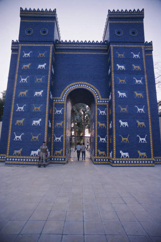 无人,教堂,竖图,室外,白天,仰视,旅游,度假,门,标志建筑,地标,建筑,雕塑,一排,阴影,节日,艺术,整齐,装饰,并列,并排,光线,雕刻,雕像,影子,墙,拱门,文化,娱乐,建设,墙壁,墙面,排列,蓝色,蓝天,天空,阳光,工艺品,门框,天,祈祷,享受,休闲,健康,旅游胜地,放松,许愿,宗教,信仰,晴朗,纪念,祈求,美术,基督教,队列,天主教,主题,平行,陈列,信念,古文明,万里无云,功能,美学,巴比伦,巴比伦帝国,巴比伦王国,古巴比伦王国,美索不达米亚平原,平安,晴空,晴空万里,彩图,低角度拍摄,大教堂,礼拜堂